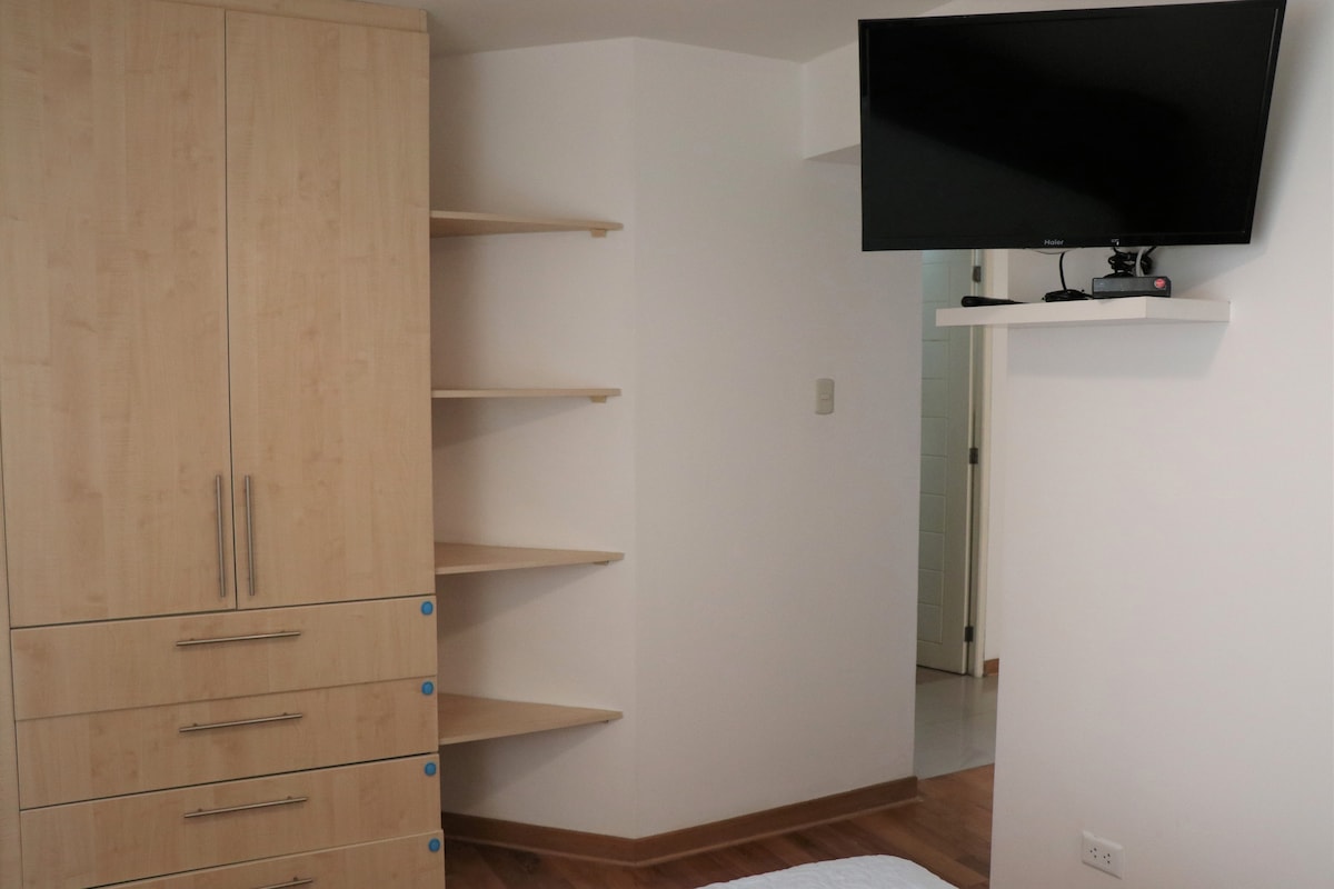 חדר שינה אחד, חדר שינה ראשי.