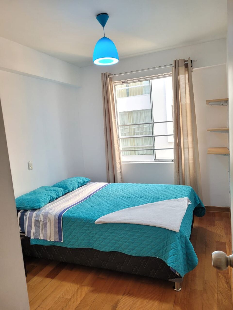 חדר שינה 3 עם 2 מיטות ישיבה, עם ארון