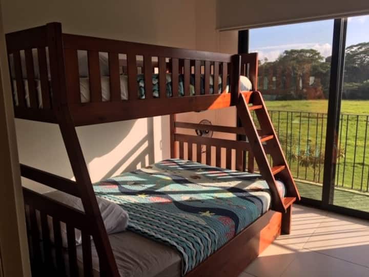 Ეს არის ძალიან კომფორტული 3 ადგილიანი ხის სახლი... საწოლები დაბლა არის დედოფალი, ერთი ქვემოთ არის trundle საწოლი, რომ არის, ის ქვეშ ერთი ხედავთ პირველი....