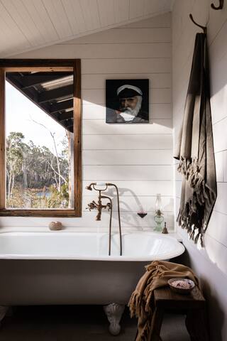 The Voyager – Luxury Waterfront Cabin gallery image 5