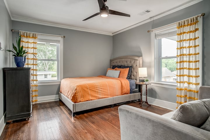 Chambre avec lit Queen et canapé convertible