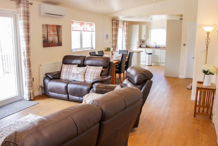 Fabulous Detached Lodge With Hot Tub. - Bridgnorth