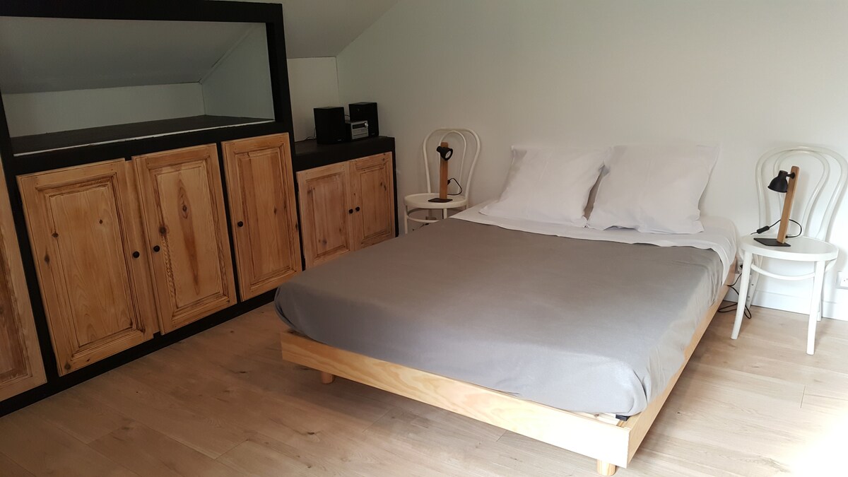 Plava soba 4 kreveta, 1 bračni krevet i 2 kreveta za jednu osobu