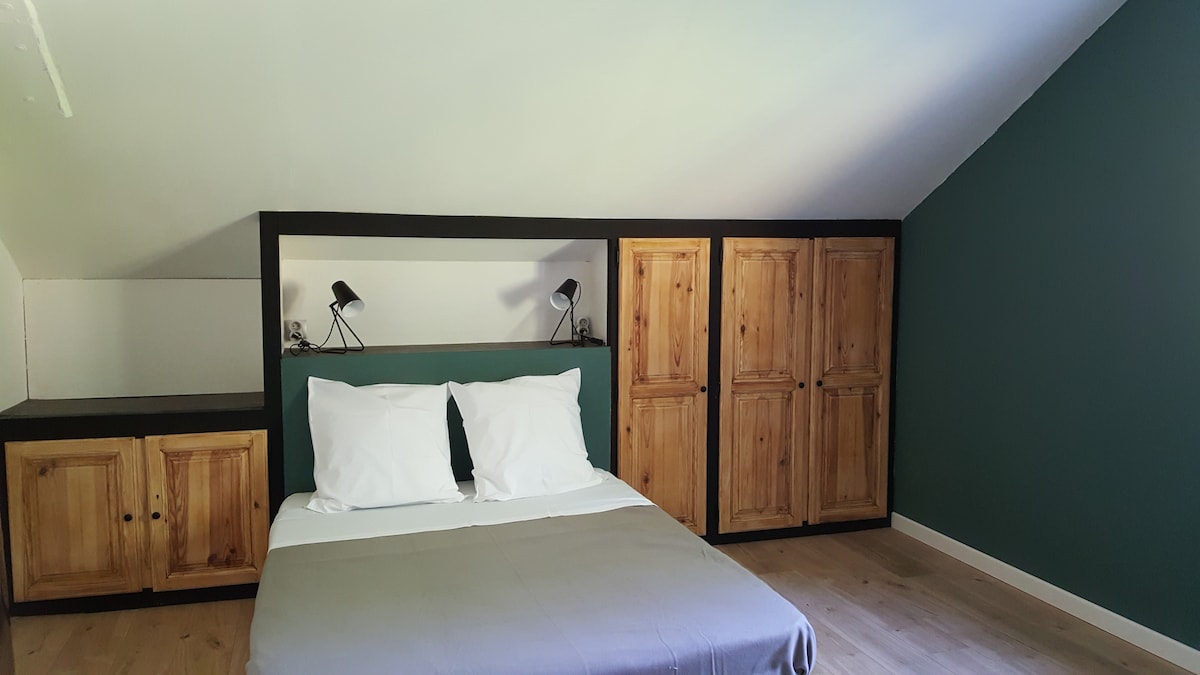 Spavaća soba 1 : 1 bračni krevet 
