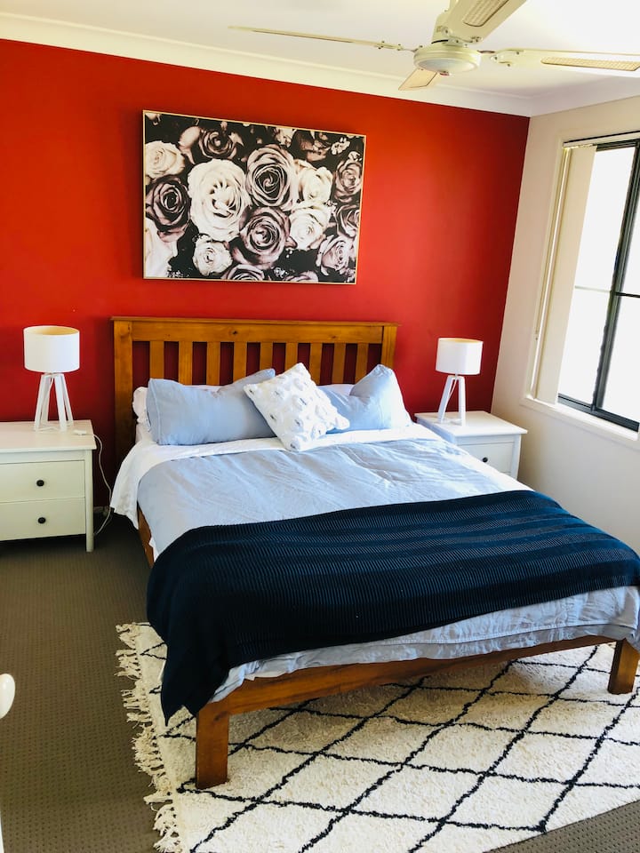 Dormitorio con armario.