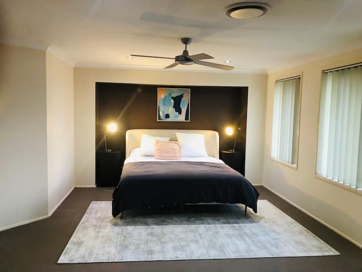 Disfruta de una noche de descanso en el dormitorio principal, ve una película y déjate llevar por un merecido sueño. 