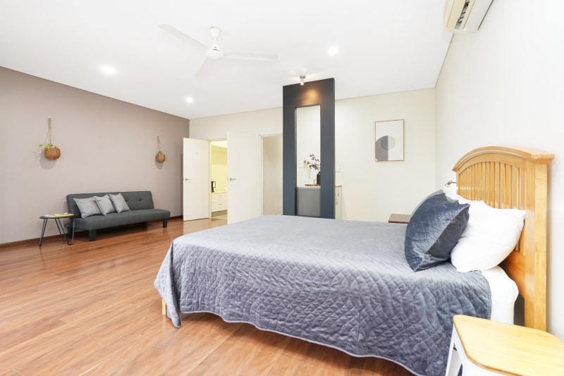 غرفة النوم الرئيسية (غرفة بمساحة 50 مترًا مربعًا)