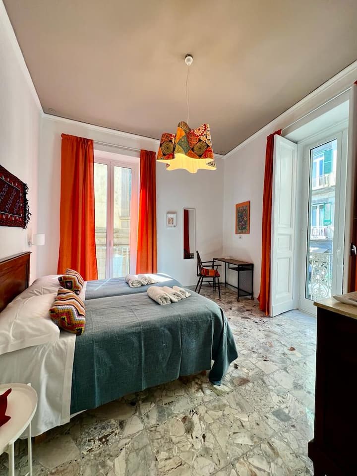 غرفة نوم بأسرتها الفردية. 
التركيبات مقطوعة حراريًا. 