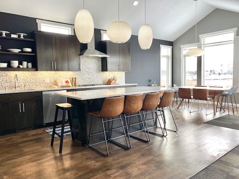 The Modern Sanctuary | 5 BR’s | 3mi TPC | 2mi NSC