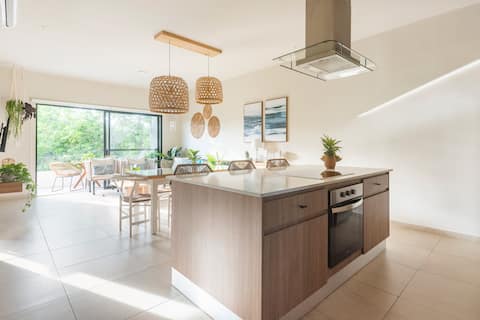 Casa Aqua, central, 100 megabytes, 6 pools, Gym