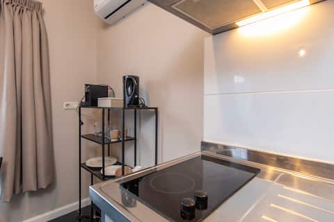 Popular Airbnb listing: Studio Apartment in Boulevard Midden