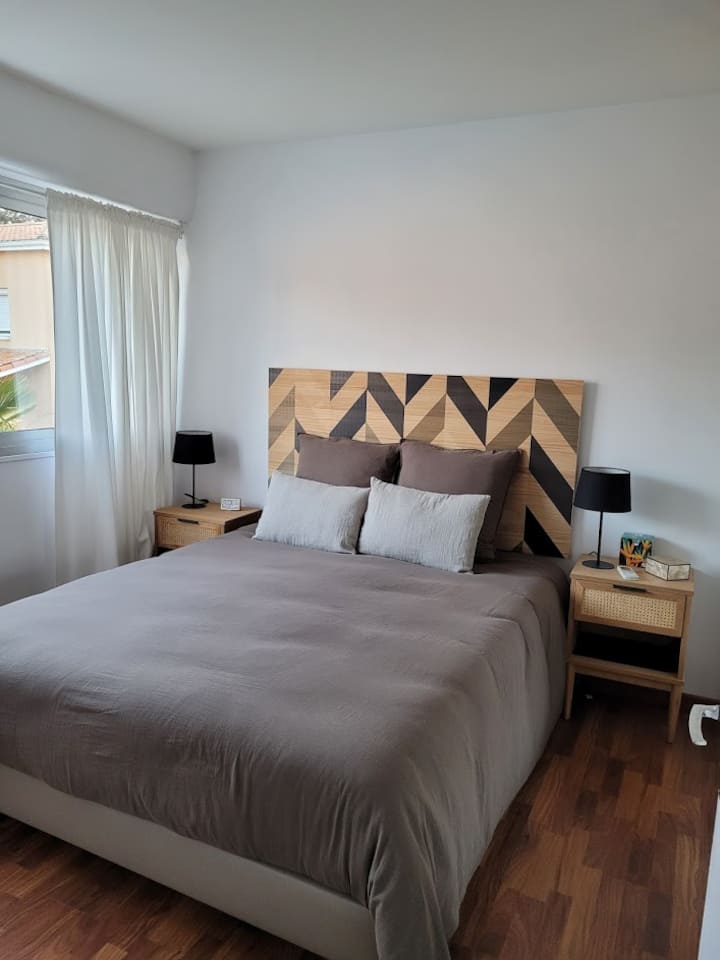 Chambre avec lit de 160*200. Draps en lin fournis