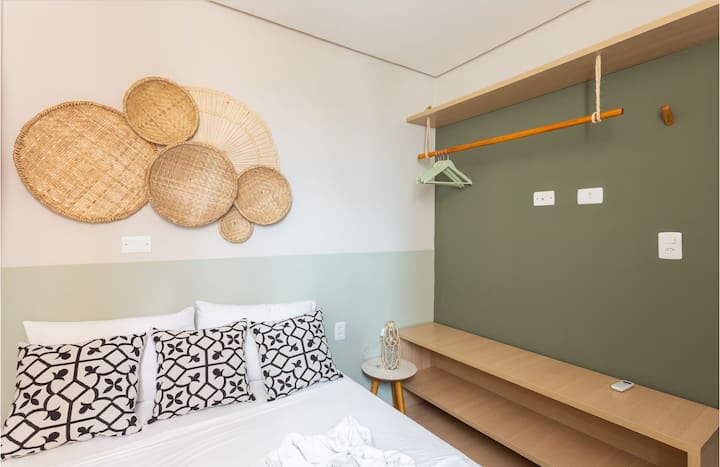 Quarto 2: Cabideiro e armário para abertura e apoio de malas