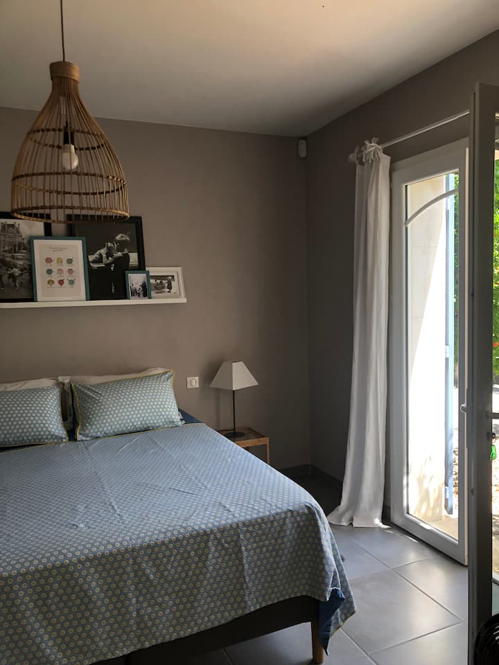 Hovedsuiten har en dobbeltseng, et brusebad og en sauna