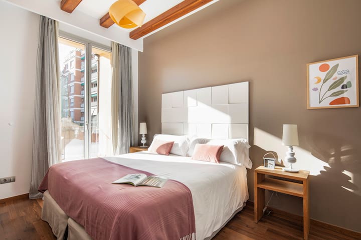 Elegant, recently renovated, trendy Bcn area