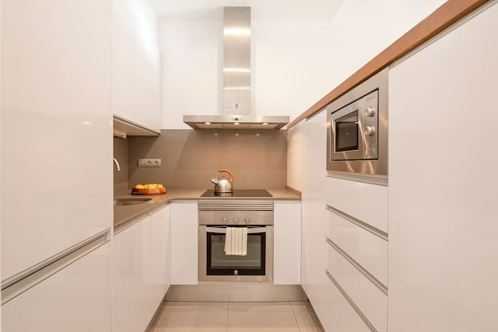 Elegant, recently renovated, trendy Bcn area gallery image 4