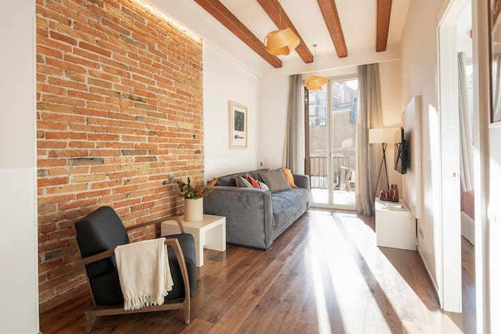 Elegant, recently renovated, trendy Bcn area