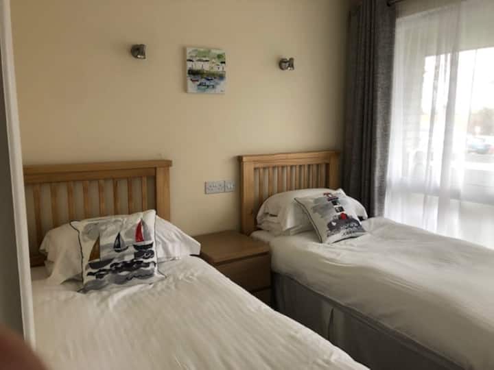 غرفة نوم تضم سريرين صغيرين
