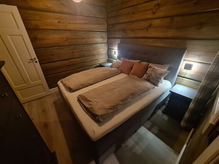 Dobbeltrom med balkong i første etasje.