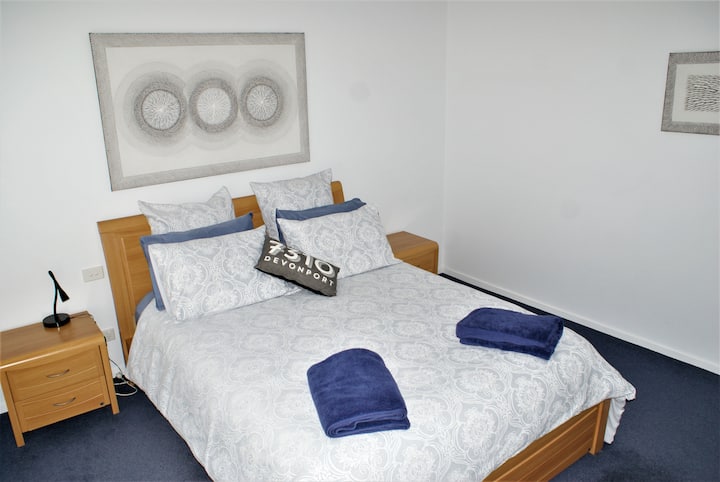 Спална соба 1 со простран брачен кревет (брачен кревет)