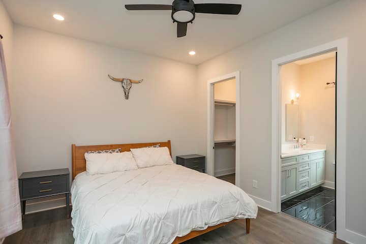 特大双人床主卧室