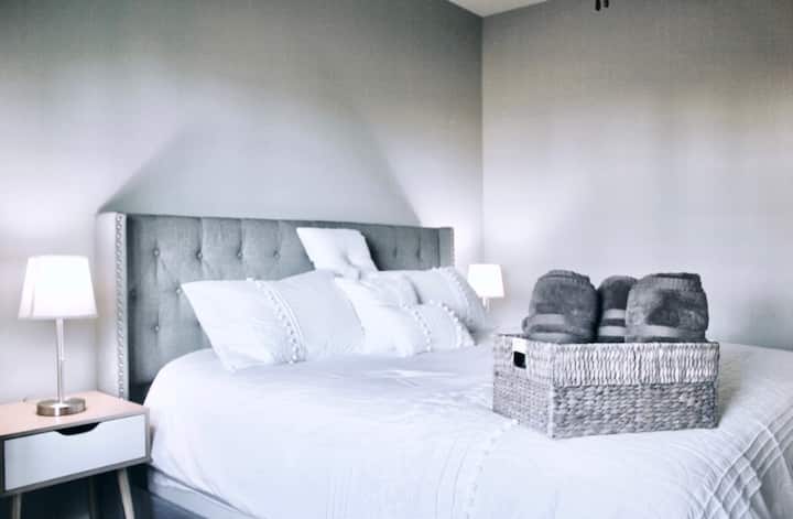 חדר שינה לאורחים בקומה העליונה