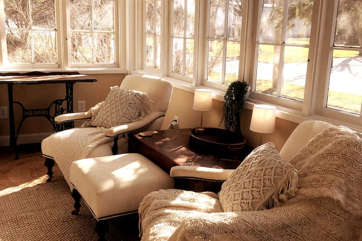 528 Bungaloo 1 | 1 Bedroom | 1 Bath | Sleeps 2-4 - Lake Forest, IL