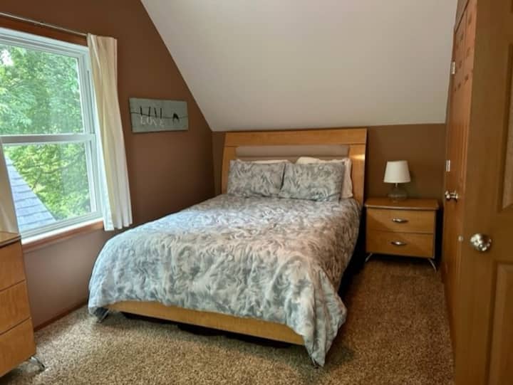 تحتوي غرفة النوم 3 في الطابق الثاني على مقعد للنوم