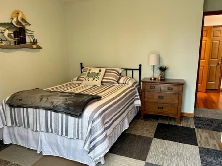 غرفة النوم الثانية في الطابق الأول مع الخروج إلى السطح الخلفي. 