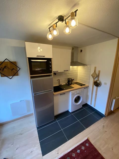 Cozy, refurbished studio, close to the slopes.