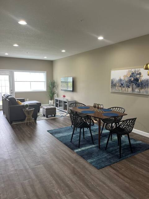 PRAIRIE PLACE-Modern 2 BR townhome + office