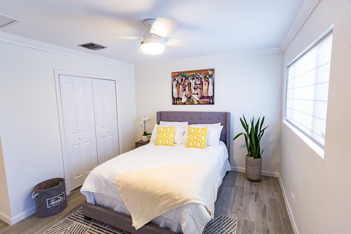 Spavaća soba br. 1 bračni krevet (160x200) s punim ormarom. 