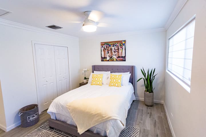 غرفة النوم رقم1 سرير بحجم كبير مع خزانة كاملة. 