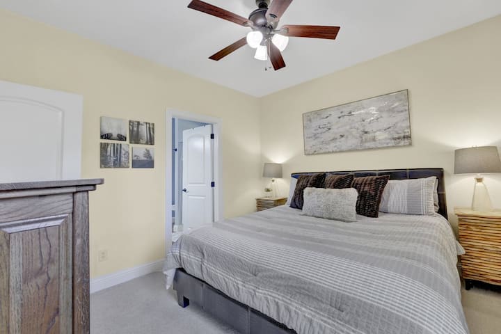 Спална соба бр. 2 со брачен кревет (широк 180-220 см)