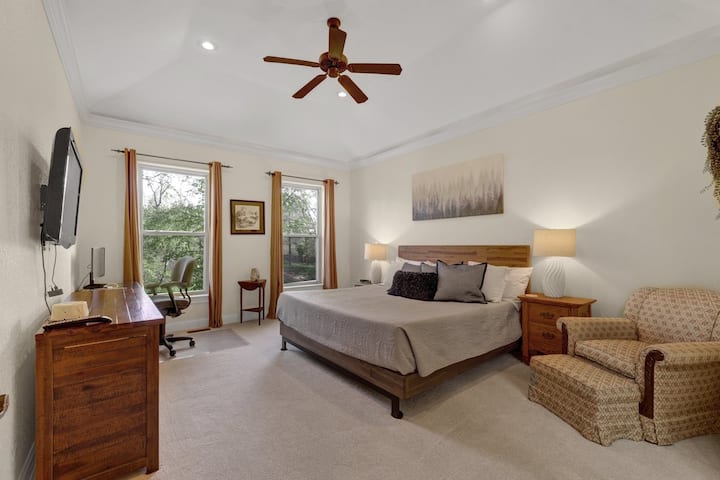 главна спална соба со брачен кревет (широк 180-220 см)