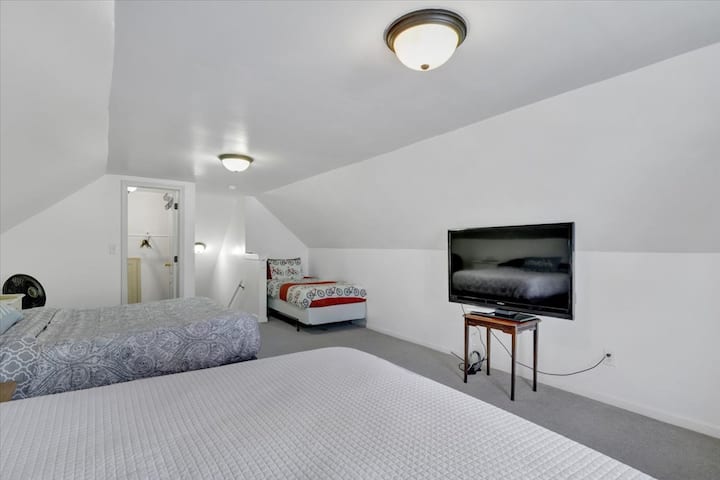 Бонус соба со брачен кревет (широк 150-179 см), целосна големина и брачен кревет (широк 180-179 см)