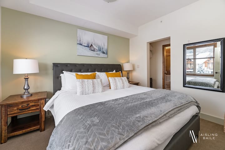 Втора спална соба со брачен кревет (широк 150-179 см), плакар и сопствена бања