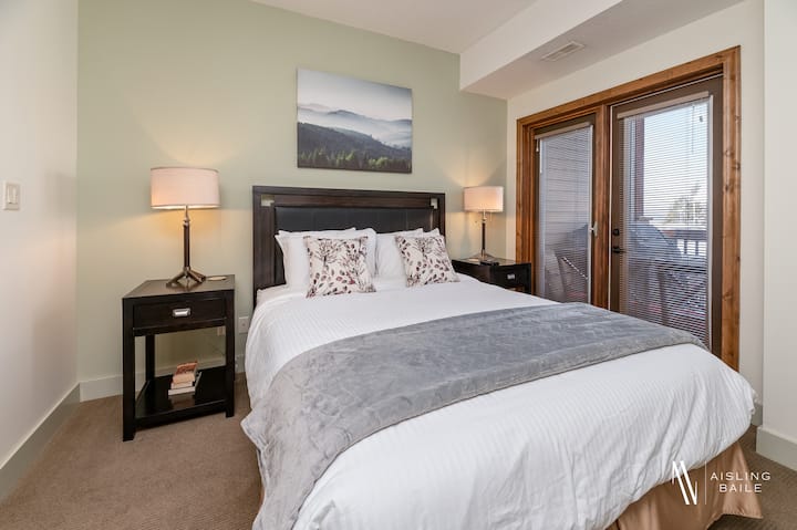 Основна спална соба со брачен кревет (широк 150-179 см), паметен телевизор, плакар и приватна бања со тоалет