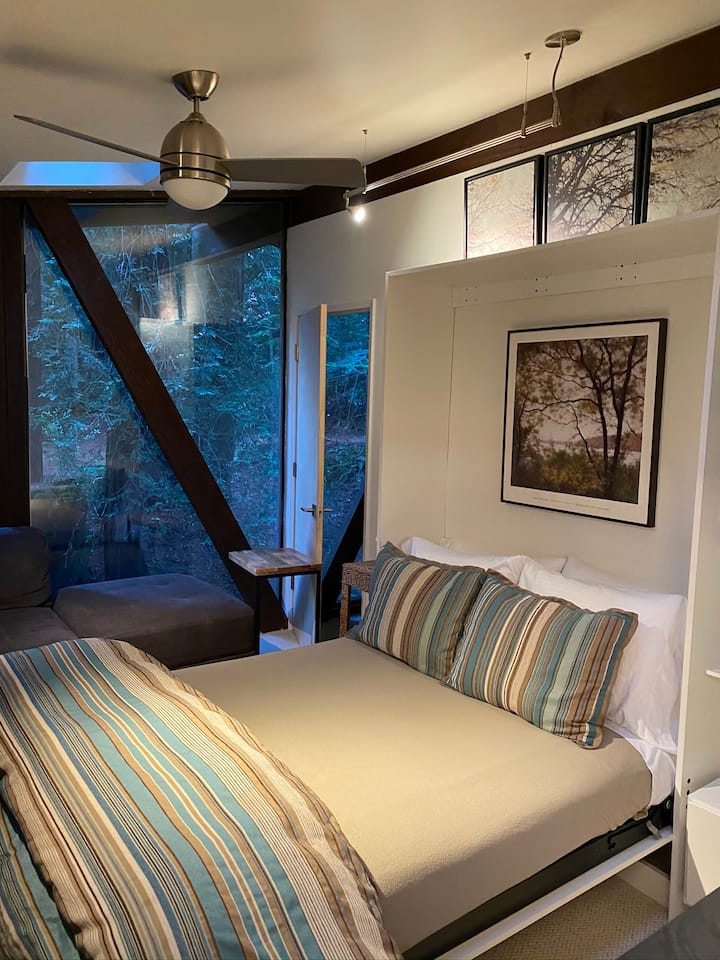 חדר שלווה עם  סידור המיטה המפוארת. 