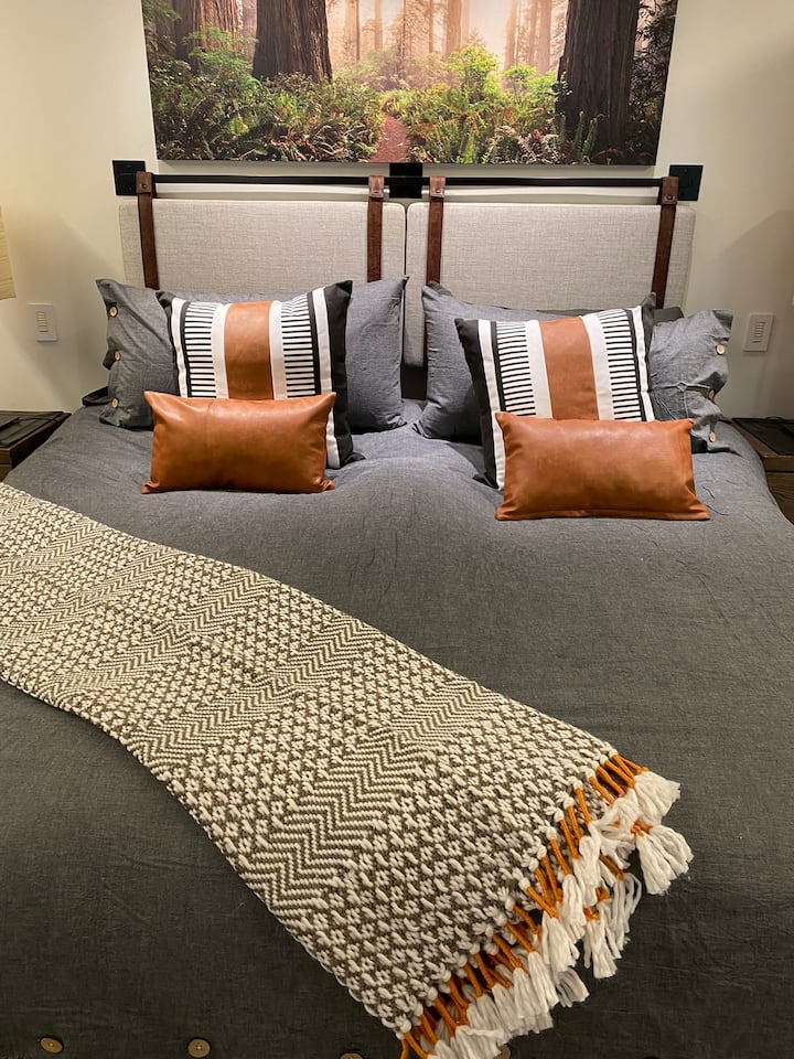 Master Suite Eastern King עם מצעים איכותיים