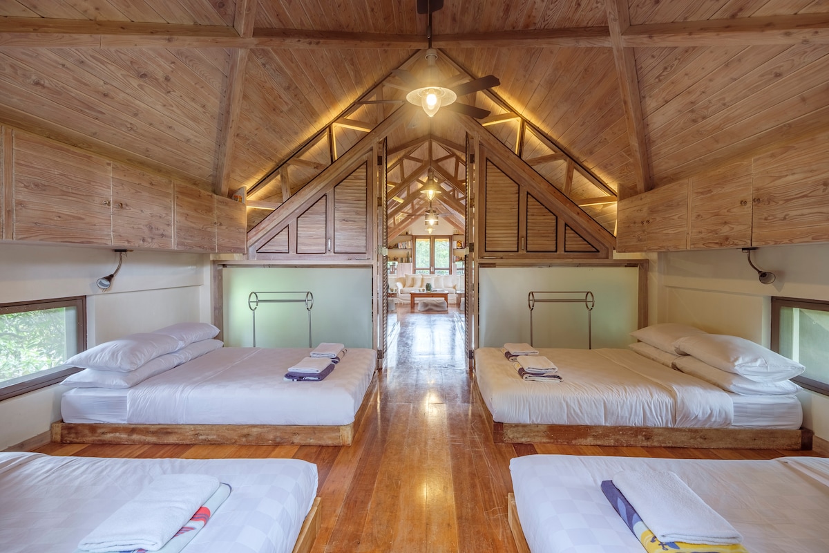 我们的Barnhouse阁楼房间可供6人入住，配有两张标准双人床和两张单人床。 房源配有空调，让您感到舒适