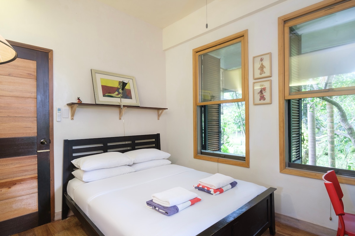 Barnhouse主卧室的设计考虑到了您的舒适性，配有舒适的双人床、时尚的装饰和舒缓的板球交响乐。 还有空调 
