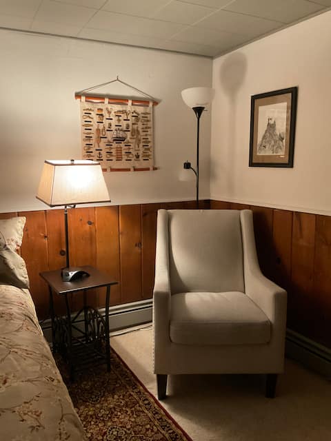 Successful Airbnb property: Cozy den apartment near UAF in College