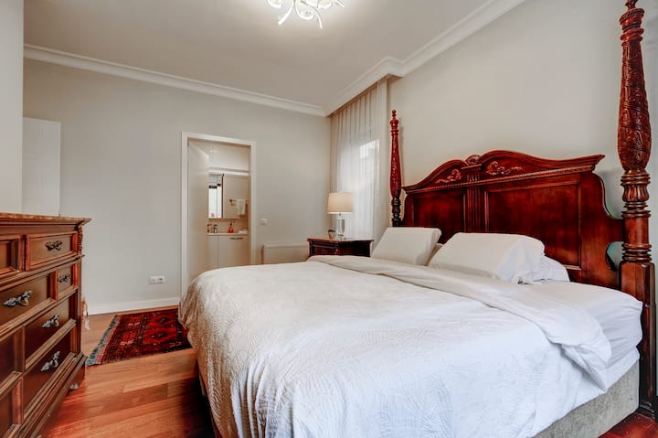 Chumba kikuu cha kulala chenye kitanda cha ukubwa wa kifalme na bafu la chumbani