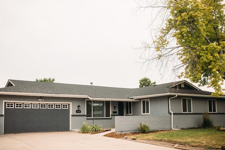 Fun & Stylish Home, Gameroom+fast Wi-fi! - Denver, CO