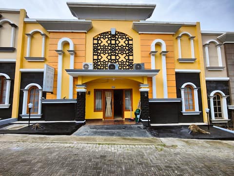 Adiputra Guesthouse 2 near Tugu Malioboro