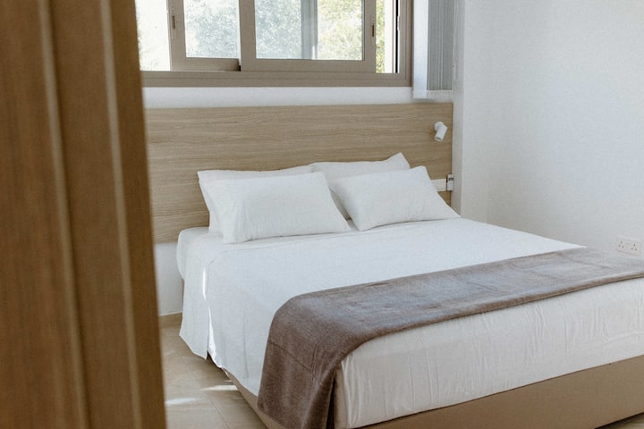 Брачен кревет (широк 180-220 см) главна спална соба 