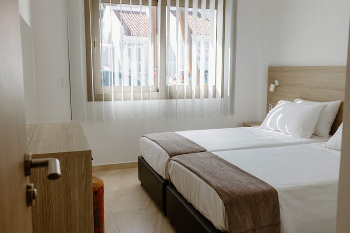 Спалната соба 2 има два единечни кревета (широки 90 см) или заедно за 180 см супер брачен кревет (широк 180 см)