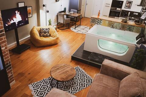 Stylish city loft with private hot tub