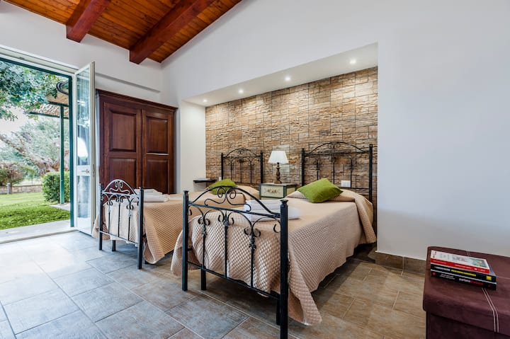 ห้องเตียงใหญ่พร้อมวิวสวน